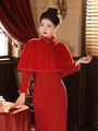 Eleganter roter Kunstpelz-Schal kombiniert mit passendem strukturiertem Qipao-Kleid - Rot