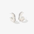 Detalle de elegantes pendientes de perlas con bordes de circonita sobre fondo blanco - Poste de Plata s925 + Chapado en Oro Real / Plateado