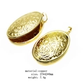 Gedetailleerd beeld van een open te maken goudkleurige ovale locket met gravures - Bloem Stijl (3)