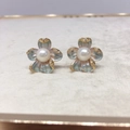 Vue détaillée des boucles d'oreilles fleurs en or 18K avec perle d'eau douce et émail - Bleu Dégradé