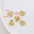 Detail von fünf 10mm Gold-Herzanhängern mit Zirkonia und Ösen für DIY-Schmuck - Herz / Gold
