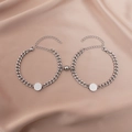 Dettaglio di braccialetti di coppia in argento con ciondoli magnetici su seta - Coppia di Catene Cubane Tonda