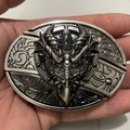 Nahaufnahme einer Gürtelschnalle mit Drachenkopf im Vintage-Punk-Stil aus Altsilber - Westlicher Drache