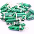 Malachiet zeshoekige kolomhangers met zilveren metalen kapjes op witte basis - Malachiet