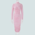 Detailopname van de roze jurk met lange mouwen, plooitjes en een slanke pasvorm - S / Roze