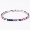 Vista de detalle de pulsera tennis plateada con circonitas de colores y cierre de cajón - Estilo Con Cierre Plegable / Plata Arcoíris