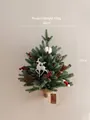 Decorazione da parete natalizia in aghi di pino con cervo, bacche e targa Merry Christmas - Albero di Natale Stile D