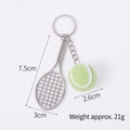 Mini tennisracket sleutelhanger met een groene bal en een zilveren ring - 2.6cm Groot / Zilver Racket + 2.6cm Lichtgroene Bal