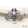 Vista dettagliata dell'accessorio ape argento con strass bianchi e verdi e perla grigia - D1156 Ape con Strass (Verde Scuro)