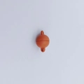 Detalle macro de cierres magnéticos mate marrón rojizo para la creación de joyas DIY - Esfera / Naranja
