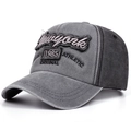 Detalle de gorra de béisbol gris desgastada vintage con bordado 1985 y texto athletic - Ajustable / Gris