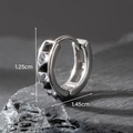 Vue détaillée de la boucle d'oreille crâne 1,25 cm avec zircons noirs et blancs - Bague d'Oreille en Zircon (S202)