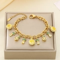 Dettaglio di ciondoli di frutta dorati con durian e ananas su un bracciale in zircone - Stile Durian Ananas (KB203063-Z)