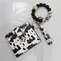 Llavero pulsera de cuentas de silicona con estampado de vaca y tarjetero de PU con borla - Estampado de Vaca en Blanco y Negro