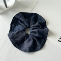 Detalle de un coletero de tela vaquera azul oscuro sobre una superficie blanca limpia - Azul Denim Oscuro Extragrande