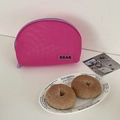 Beauty case in rete rosa con cerniera ed etichetta BEAR su base bianca - Semicerchio Stile / Rosa Rosso