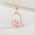 Dettaglio ciondolo a cuore oro rosa con silhouette madre e figlio e zirconi incastonati - Argento 925 / Oro rosa