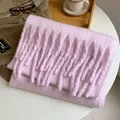Weicher helllilafarbener Mohair-Schal mit dicken Quasten für Damen auf weißem Tisch - Hellviolett