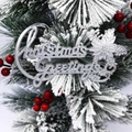 Targa Silver Christmas Greetings con bacche rosse e decorazione di pino innevato - 7cm Argento