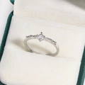 Funkelnder Kupfer-Zirkon-Ring mit Marquise-Schliff-Steinen in einer grünen Samtbox - Französischer Luxus Reihe Zirkon Stil (Weißgold 3)
