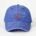 Vue détaillée de la broderie hibiscus HAWAII sur la casquette de baseball en coton bleu délavé - Taille unique / Bleu Royal
