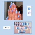 Dettaglio del set di unghie finte a mandorla blu e rosa con fiori e primo piano modello W027 - W027 Cuore Celeste