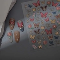 Stickers à ongles 5D papillon doré avec texture métallique et motifs floraux élégants - Papillon Fleur 5D Gaufré (CO-562)