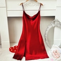 Vestido lencero de satén rojo con escote drapeado y abertura lateral colgado en percha - S / Rojo