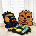 Tavola delle attività in feltro a forma di tigre con fibbie e orologio per bambini - Tavola di Apprendimento Tigre / 24*28