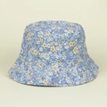 Vue détaillée de dessus du chapeau cloche bleu avec de fins motifs de fleurs jaunes et blanches - Bleu