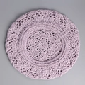 Detaillierte Ansicht der lila handgehäkelten Baskenmütze mit feinem Lochstrickmuster - M (56-58cm) / Lila
