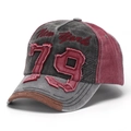 Dettaglio del ricamo New York e del tessuto lavato su un cappellino da baseball vintage - Grigio Patchwork Rosso Scuro (B)