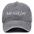 Détail de la broderie BAD HAIR DAY blanche sur casquette de baseball grise délavée - Taille unique / Gris