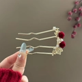 Épingle à cheveux dorée en U avec roses en velours rouge, perles et papillon ciselé - Pic à cheveux fleur en velours papillon doré