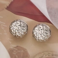 Pendientes plateados con textura de esfera irregular y acabado de metal martillado - Esfera Plisada Plateada (45056)