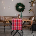 Runner da tavola natalizio a quadretti rossi su tavolo in legno con decorazioni - Formato personalizzato / Quadri di Natale Rossi