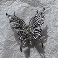 Primer plano detallado de una pinza para el cabello de mariposa en metal líquido plateado - N.º 3 Mariposa 3D Grande sin Diamantes (Plata)
