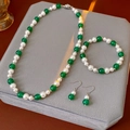 Détail d'un ensemble de collier, bracelet et boucles d'oreilles en perles blanches et vertes - Ensemble de Trois Pièces Collier Boucle d'Oreille Bracelet / Blanc-Vert