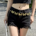 Cinturón de cadena de mariposa dorada con piedras turquesas en modelo con shorts negros - Oro Mariposa K0116B