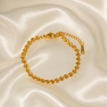 18k vergoldetes Edelstahl-Herzarmband auf weißem Seidenstoff für Damen - Herz Gliederkette Armband / Gold