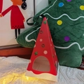 Rote weihnachtliche Dreiecks-Geschenkbox mit Sichtfenster und dunkelgrünem Seidengriff - Rote Weihnachts-Dreiecksbox 9*9*18cm