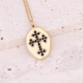 Goldene Halskette mit ovalem Anhänger und schwarzem Edelsteinkreuz auf beigem Stein - Schwarzer Stein Kreuz Stil (1#)