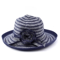 Détail du tissage rayé bleu et gris du chapeau de paille avec fleur décorative latérale - M (56-58cm) / Bleu marine