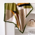 Foulard en soie 70cm à motif pied-de-poule olive et jaune moutarde sur support - 70*70cm / Bord Vert Militaire (FJ947-1)
