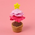 Handgemaakte gehaakte roze kerstboom in bruine pot met een gele ster aan de bovenkant - Gradiënt Roze - Kerstboom Potplant (Mini Wollen Pot)