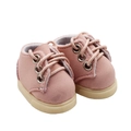 Nahaufnahme der rosa Puppenschuhe mit Wildlederoptik, Metallösen und Gummisohlen - Rosa