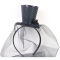 Dettaglio del mini cappello con paillettes nere con velo a rete e fiori - Taglia unica / Velo di Paillettes Nere