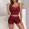 Dettaglio di un set da casa in maglia a coste bordeaux con crop top e bottoni frontali - S / Rosso