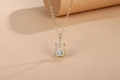 Elegante collana con ciondolo a chitarra dorata e cristalli scintillanti su catena fine - Oro