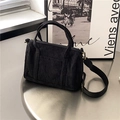 Borsa Boston retrò in velluto a coste nero con tracolla regolabile e finiture dorate - Nero